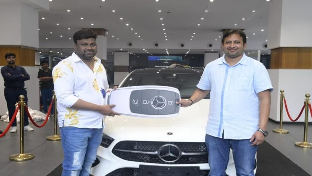 బేబి మూవీ డైరెక్టర్ సాయి రాజేశ్ కి బెంజ్ కారు గిఫ్ట్. నిర్మాత ఎస్కేఎన్ మరో కానుక బేబి మూవీ డైరెక్టర్ సాయి రాజేశ్ కి బెంజ్ కారు గిఫ్ట్. నిర్మాత ఎస్కేఎన్ మరో కానుక