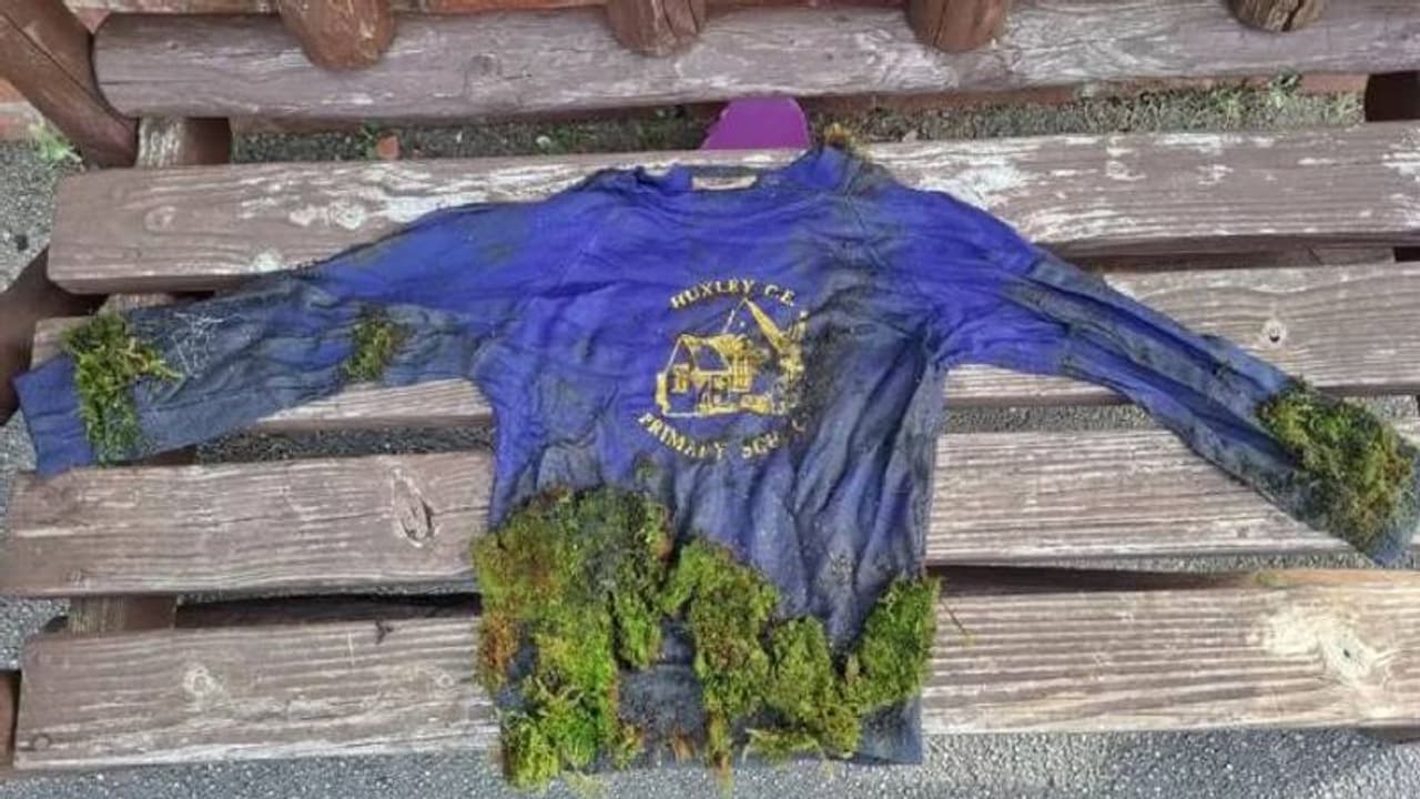 20 വർഷങ്ങൾക്ക് മുമ്പ് കാണാതായ യൂണിഫോം സ്കൂൾ കെട്ടിടത്തിന്റെ മുകളിൽ! 20 വർഷങ്ങൾക്ക് മുമ്പ് കാണാതായ യൂണിഫോം സ്കൂൾ കെട്ടിടത്തിന്റെ മുകളിൽ!