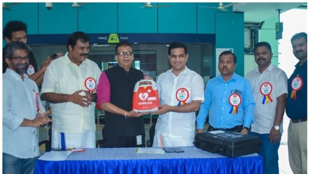 ഹൃദയദിനത്തില് പുതിയ ചുവടുവെപ്പുമായി കൊച്ചി മെട്രോ; അത്യാഹിതങ്ങള് കൈകാര്യം ചെയ്യാന് എഇഡികള് സജ്ജമാക്കി ഹൃദയദിനത്തില് പുതിയ ചുവടുവെപ്പുമായി കൊച്ചി മെട്രോ; അത്യാഹിതങ്ങള് കൈകാര്യം ചെയ്യാന് എഇഡികള് സജ്ജമാക്കി