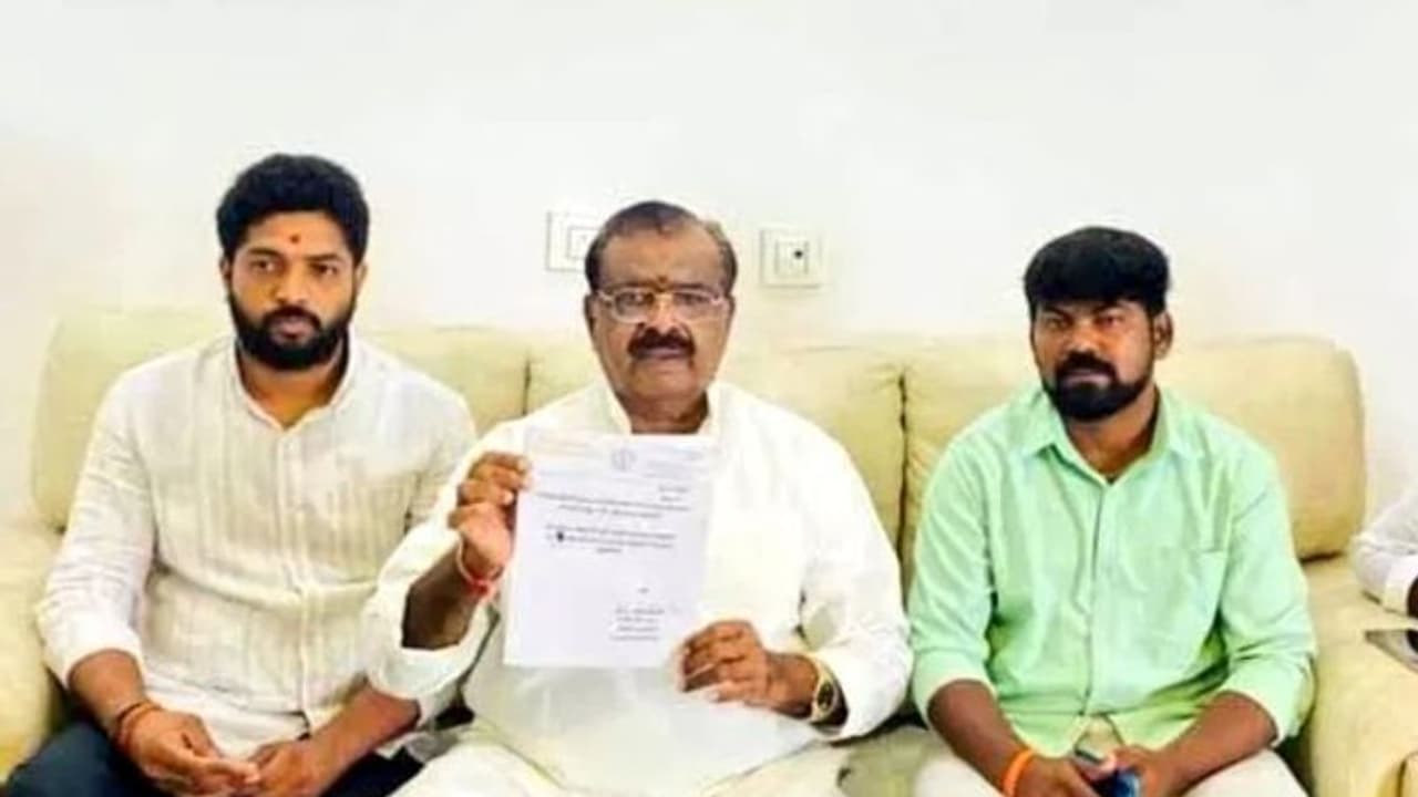 Chittaranjan Das: బీఆర్ఎస్ కు మరో షాక్.. మాజీ ఎమ్మెల్యే రాజీనామా.. Chittaranjan Das: బీఆర్ఎస్ కు మరో షాక్.. మాజీ ఎమ్మెల్యే రాజీనామా..