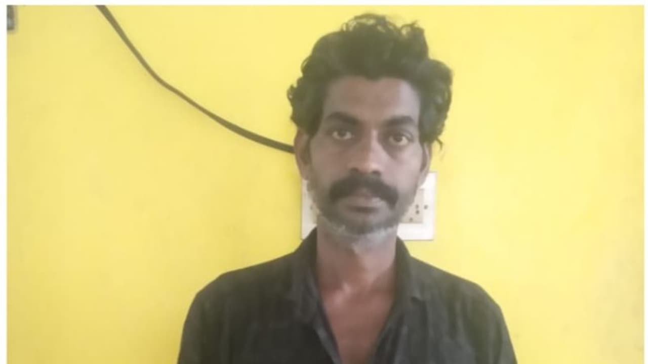 ഒറ്റയ്ക്ക് താമസിക്കുന്ന വൃദ്ധയെ കഴുത്ത് ഞെരിച്ച് കൊല്ലാൻ ശ്രമം, സ്വർണവും പണവും കവര്ന്നു; മോഷ്ടാവ് അറസ്റ്റിൽ ഒറ്റയ്ക്ക് താമസിക്കുന്ന വൃദ്ധയെ കഴുത്ത് ഞെരിച്ച് കൊല്ലാൻ ശ്രമം, സ്വർണവും പണവും കവര്ന്നു; മോഷ്ടാവ് അറസ്റ്റിൽ