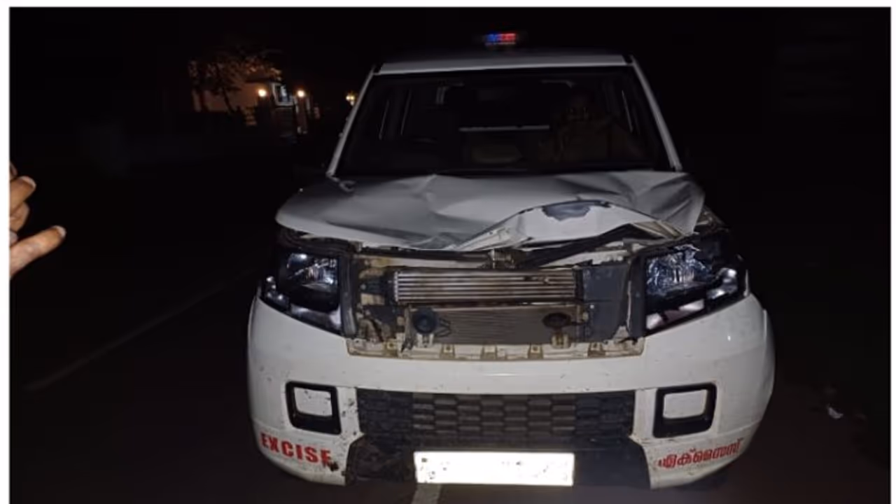 എക്സൈസ് ഉദ്യോഗസ്ഥര് സഞ്ചരിച്ച വാഹനം ആക്രമിച്ച് കാട്ടാന എക്സൈസ് ഉദ്യോഗസ്ഥര് സഞ്ചരിച്ച വാഹനം ആക്രമിച്ച് കാട്ടാന