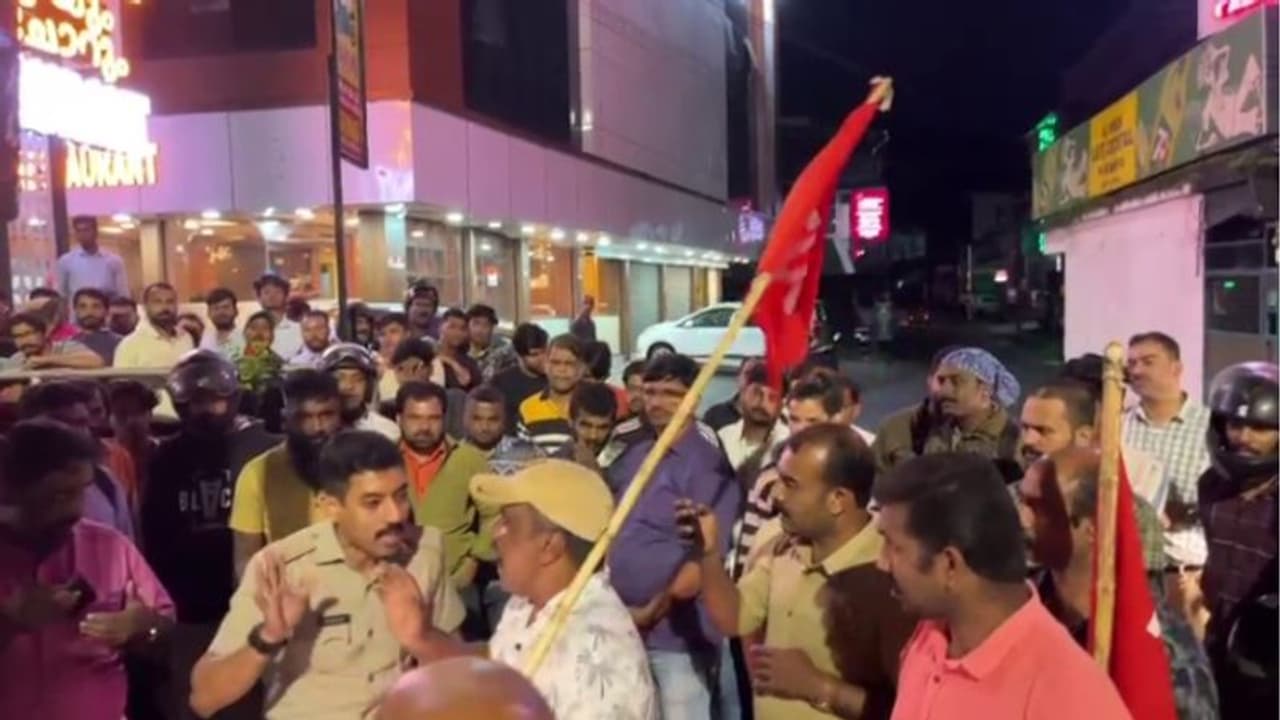 സ്റ്റാന്റിൽ കയറാതെ ദേശീയപാതയിൽ ആളെയിറക്കുന്നു; ബസുകൾ തടഞ്ഞ് എഐടിയുസി പ്രവര്ത്തകർ, പോലീസുമായും തര്ക്കം സ്റ്റാന്റിൽ കയറാതെ ദേശീയപാതയിൽ ആളെയിറക്കുന്നു; ബസുകൾ തടഞ്ഞ് എഐടിയുസി പ്രവര്ത്തകർ, പോലീസുമായും തര്ക്കം