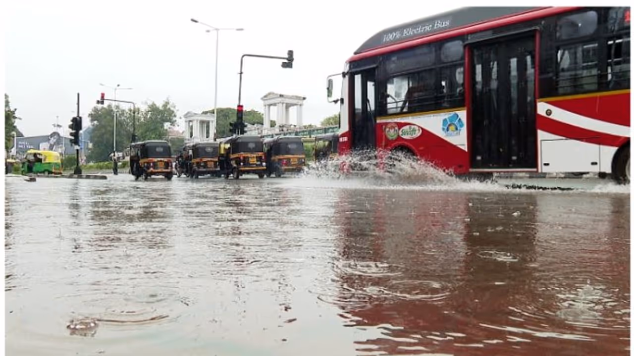സംസ്ഥാനത്ത് വീണ്ടും മഴ മുന്നറിയിപ്പ്; ഇന്ന് ഏഴ് ജില്ലകളില് യെല്ലോ അലെര്ട്ട് പ്രഖ്യാപിച്ചു സംസ്ഥാനത്ത് വീണ്ടും മഴ മുന്നറിയിപ്പ്; ഇന്ന് ഏഴ് ജില്ലകളില് യെല്ലോ അലെര്ട്ട് പ്രഖ്യാപിച്ചു