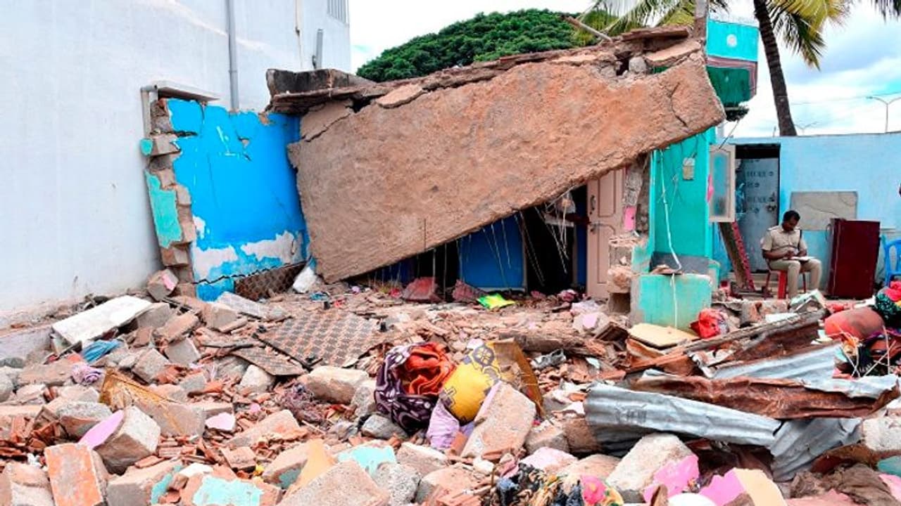 ತುಮಕೂರು: ಶಿರಾದಲ್ಲಿ ಸಿಲಿಂಡರ್ ಸ್ಫೋಟ, 6 ಜನರಿಗೆ ಗಾಯ, ತಪ್ಪಿದ ಭಾರೀ ದುರಂತ ತುಮಕೂರು: ಶಿರಾದಲ್ಲಿ ಸಿಲಿಂಡರ್ ಸ್ಫೋಟ, 6 ಜನರಿಗೆ ಗಾಯ, ತಪ್ಪಿದ ಭಾರೀ ದುರಂತ