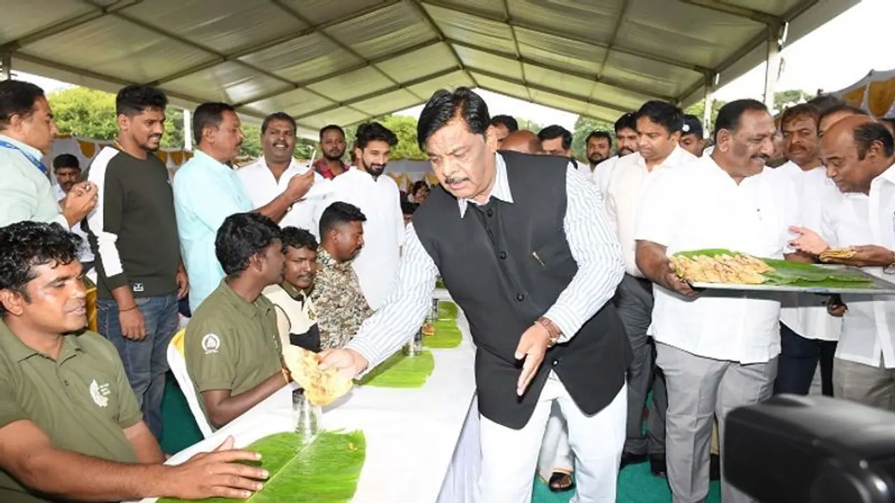 ಮೈಸೂರು ದಸರಾ: ಮಾವುತರು, ಕಾವಾಡಿಗಳಿಗೆ ಊಟ ಬಡಿಸಿದ ಸಚಿವ ಮಹದೇವಪ್ಪ