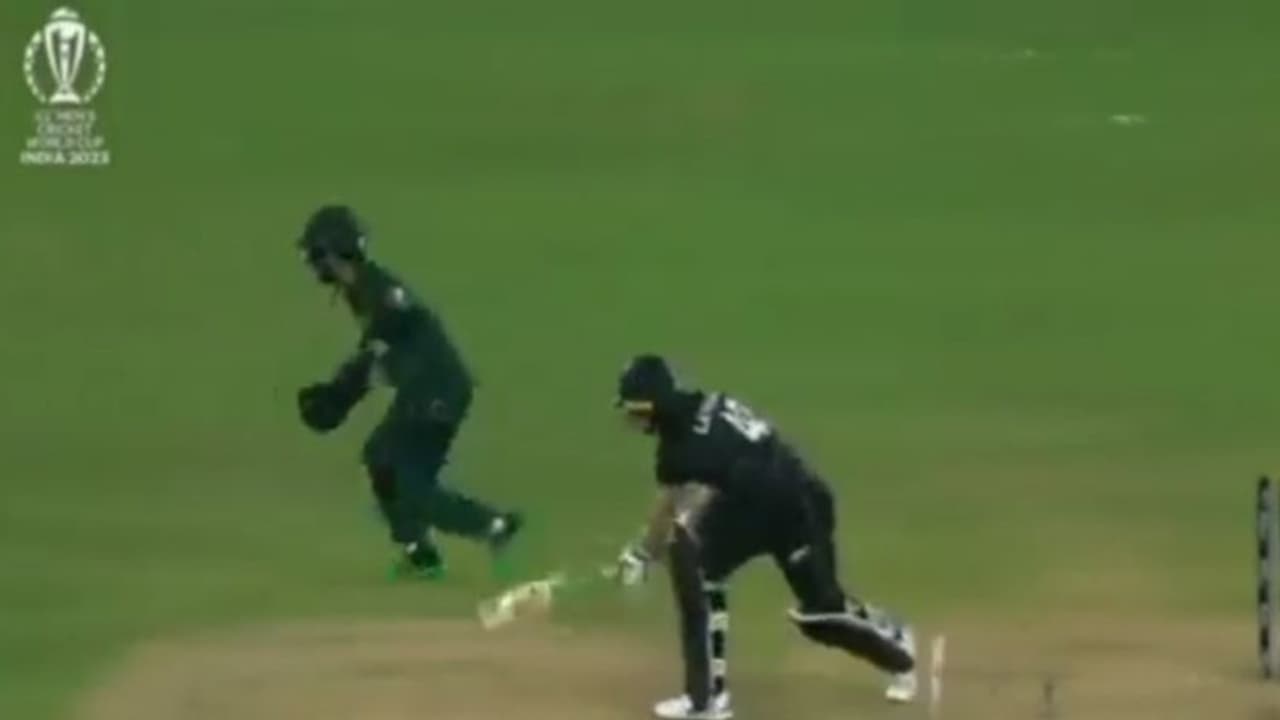 ആഗ സല്മാന്റെ 'ആന വൈഡ്', ഒരു ദയയുമില്ലാതെ ബൗണ്ടറി കടത്തി ടോം ലാഥം വീഡിയോ ആഗ സല്മാന്റെ 'ആന വൈഡ്', ഒരു ദയയുമില്ലാതെ ബൗണ്ടറി കടത്തി ടോം ലാഥം വീഡിയോ