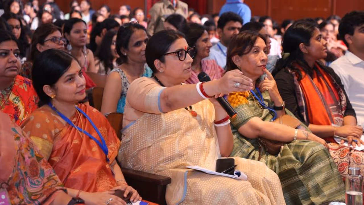 காரசார விவாதம்.. இடைநிற்றல் குறித்து கேள்வி எழுப்பிய மாணவி.. மத்திய அமைச்சர் ஸ்மிருதி இரானி சொன்ன பதில் காரசார விவாதம்.. இடைநிற்றல் குறித்து கேள்வி எழுப்பிய மாணவி.. மத்திய அமைச்சர் ஸ்மிருதி இரானி சொன்ன பதில்