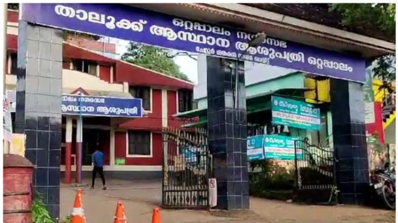 അർബുദ രോഗിക്ക് ആരോഗ്യ സാക്ഷ്യപത്രത്തിന് ശ്രമം; ഡോക്ടറുടെ പരാതി, ഒറ്റപ്പാലത്തെ ബിജെപി കൗൺസിലർക്കെതിരെ കേസ് അർബുദ രോഗിക്ക് ആരോഗ്യ സാക്ഷ്യപത്രത്തിന് ശ്രമം; ഡോക്ടറുടെ പരാതി, ഒറ്റപ്പാലത്തെ ബിജെപി കൗൺസിലർക്കെതിരെ കേസ്
