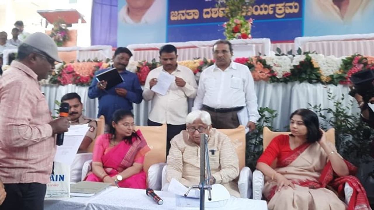 ಗದಗ: ಜನತಾ ದರ್ಶನದಲ್ಲಿ ಪದ್ಮಭೂಷಣ ಪ್ರಶಸ್ತಿಗೆ ಅರ್ಜಿ ಸಲ್ಲಿಸಿದ ವ್ಯಕ್ತಿ, ಕೆಲಕಾಲ ವಿಚಲಿತರಾದ ಸಚಿವ ಪಾಟೀಲ್..! ಗದಗ: ಜನತಾ ದರ್ಶನದಲ್ಲಿ ಪದ್ಮಭೂಷಣ ಪ್ರಶಸ್ತಿಗೆ ಅರ್ಜಿ ಸಲ್ಲಿಸಿದ ವ್ಯಕ್ತಿ, ಕೆಲಕಾಲ ವಿಚಲಿತರಾದ ಸಚಿವ ಪಾಟೀಲ್..!