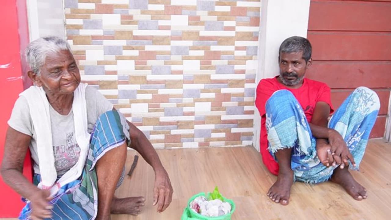 ആരും തുണയില്ല, ജീവിതം ബസ് സ്റ്റോപ്പില്; ഒടുവില് അമ്മയ്ക്കും മകനും തണലായി ജനമൈത്രി പൊലീസ് ആരും തുണയില്ല, ജീവിതം ബസ് സ്റ്റോപ്പില്; ഒടുവില് അമ്മയ്ക്കും മകനും തണലായി ജനമൈത്രി പൊലീസ്