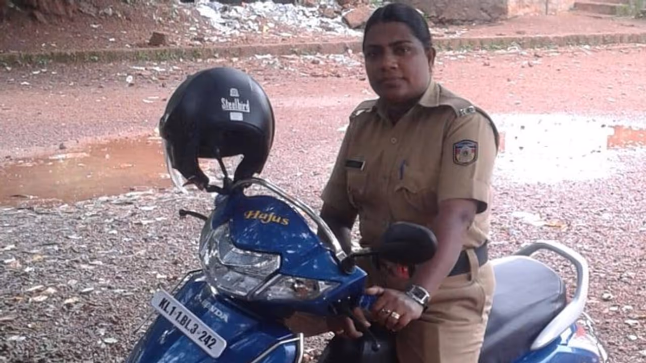 ബൈക്കുകാരൻ ആടിയാടി കുനിഞ്ഞ് പോയിക്കൊണ്ടിരുന്നു,ആൾക്കൂട്ടം പറഞ്ഞു മദ്യപാനിയെന്ന്; സംഭവം വിവരിച്ച് പൊലീസുകാരി