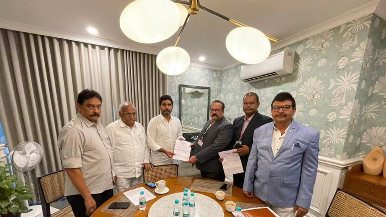 ఇన్నర్ రింగ్ రోడ్ కేసు : నారా లోకేష్కు ఏపీ సీఐడీ నోటీసులు, అక్టోబర్ 4న విచారణకు రావాలని ఆదేశం (వీడియో) ఇన్నర్ రింగ్ రోడ్ కేసు : నారా లోకేష్కు ఏపీ సీఐడీ నోటీసులు, అక్టోబర్ 4న విచారణకు రావాలని ఆదేశం (వీడియో)