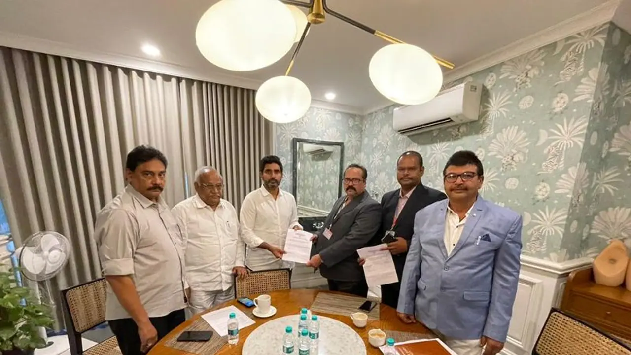 ఇన్నర్ రింగ్ రోడ్ కేసు : రాక రాక వచ్చారు కాఫీ తాగి వెళ్లండి .. సీఐడీ అధికారులతో నారా లోకేష్ ఇన్నర్ రింగ్ రోడ్ కేసు : రాక రాక వచ్చారు కాఫీ తాగి వెళ్లండి .. సీఐడీ అధికారులతో నారా లోకేష్