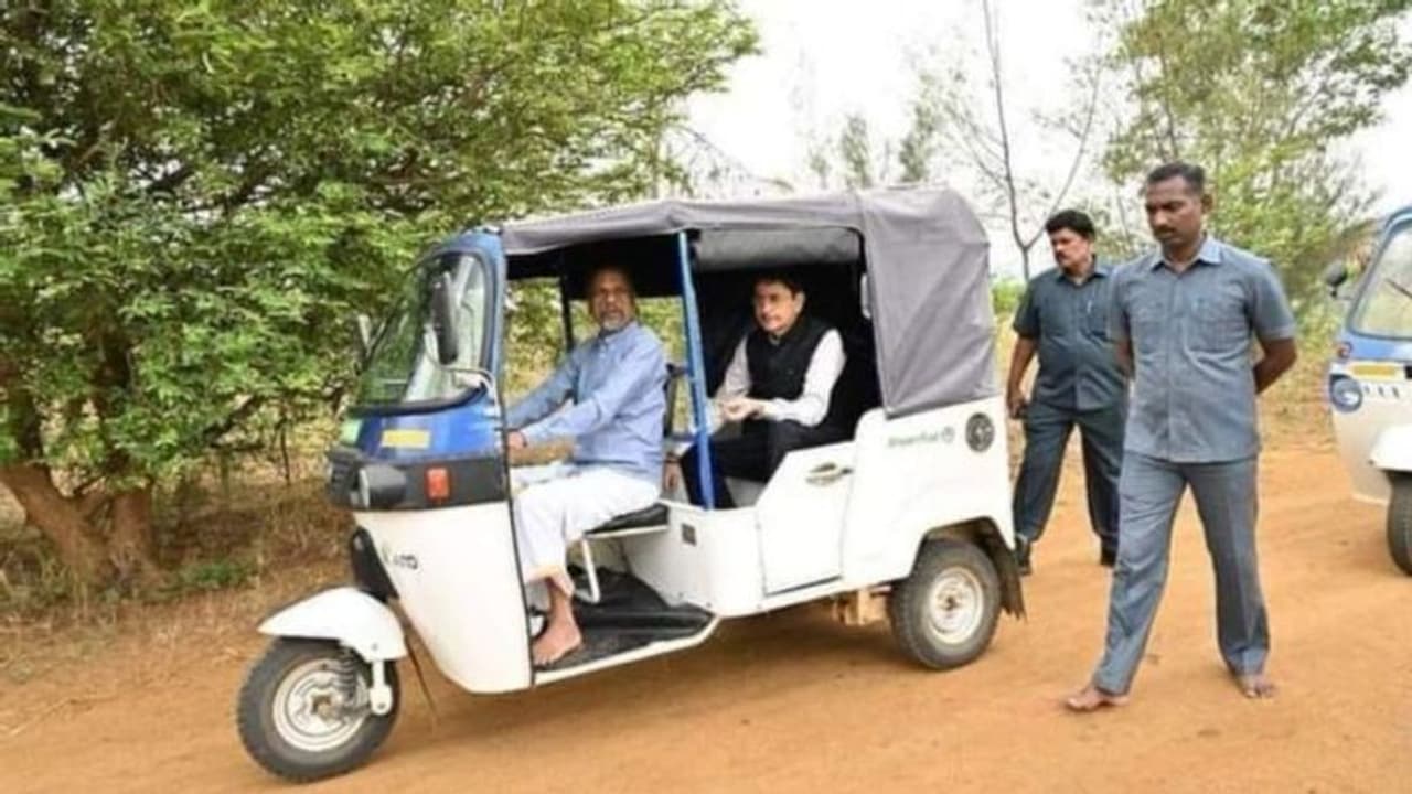 திடீரென தென்காசி வந்த ஆளுநர் ஆர்.என் ரவி.. ஆட்டோவில் சுற்றி காட்டிய சோஹோ சிஇஓ ஸ்ரீதர் வேம்பு.. திடீரென தென்காசி வந்த ஆளுநர் ஆர்.என் ரவி.. ஆட்டோவில் சுற்றி காட்டிய சோஹோ சிஇஓ ஸ்ரீதர் வேம்பு..