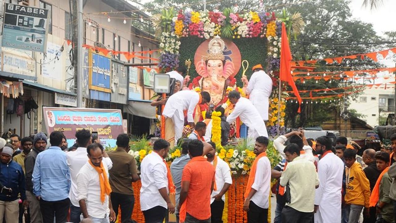 Chikkamagaluru: ಹಿಂದೂಸಭಾ ಗಣಪತಿ ವಿಸರ್ಜನಾ ಮೆರವಣಿಗೆ: ಪೊಲೀಸರೊಂದಿಗೆ ಜಟಾಪಟಿ! Chikkamagaluru: ಹಿಂದೂಸಭಾ ಗಣಪತಿ ವಿಸರ್ಜನಾ ಮೆರವಣಿಗೆ: ಪೊಲೀಸರೊಂದಿಗೆ ಜಟಾಪಟಿ!