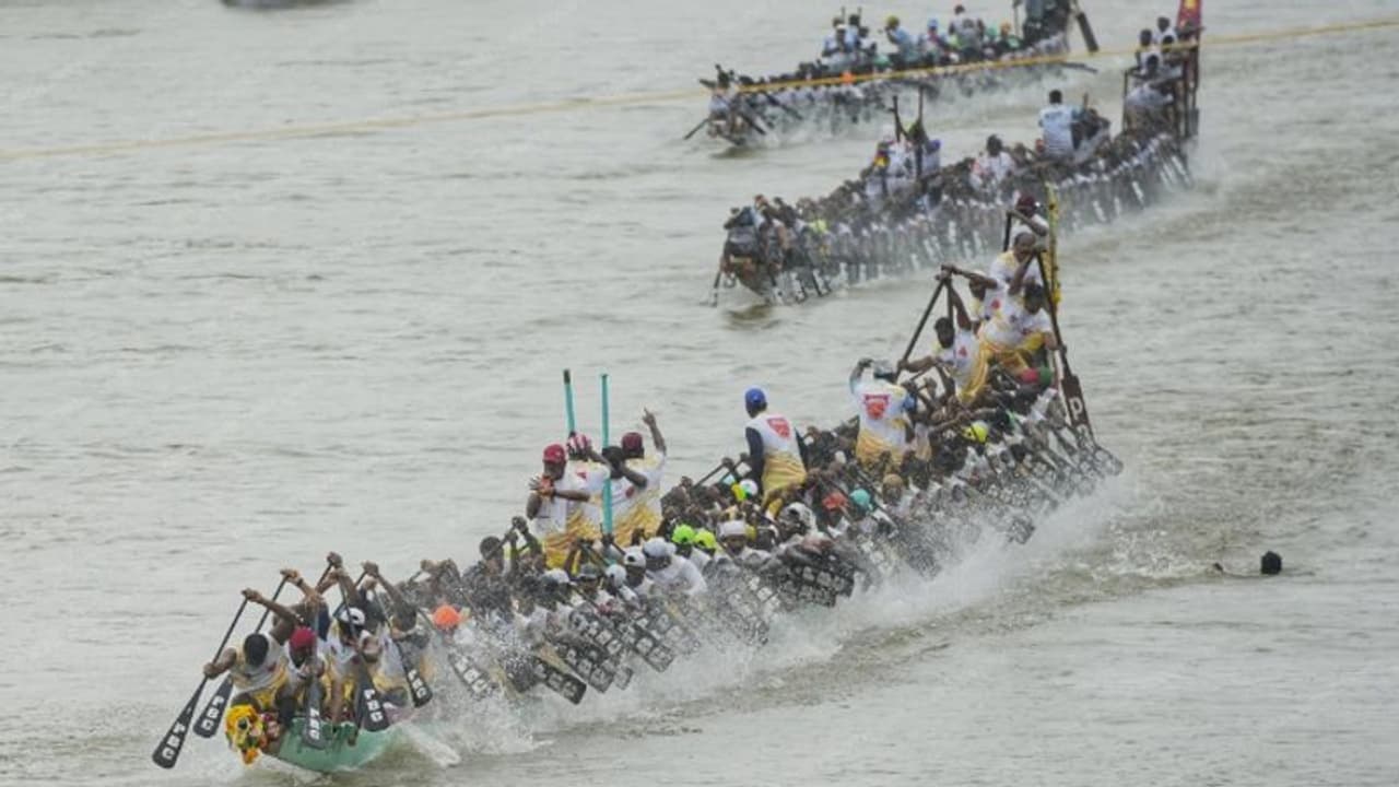 വള്ളംകളി ചരിത്രത്തിലെ അപൂര്വത, തീപാറും പോരാട്ടം; ബോട്ട് ലീഗില് ഓരോ നിമിഷവും സംഭവിച്ചത് ഇങ്ങനെ വള്ളംകളി ചരിത്രത്തിലെ അപൂര്വത, തീപാറും പോരാട്ടം; ബോട്ട് ലീഗില് ഓരോ നിമിഷവും സംഭവിച്ചത് ഇങ്ങനെ