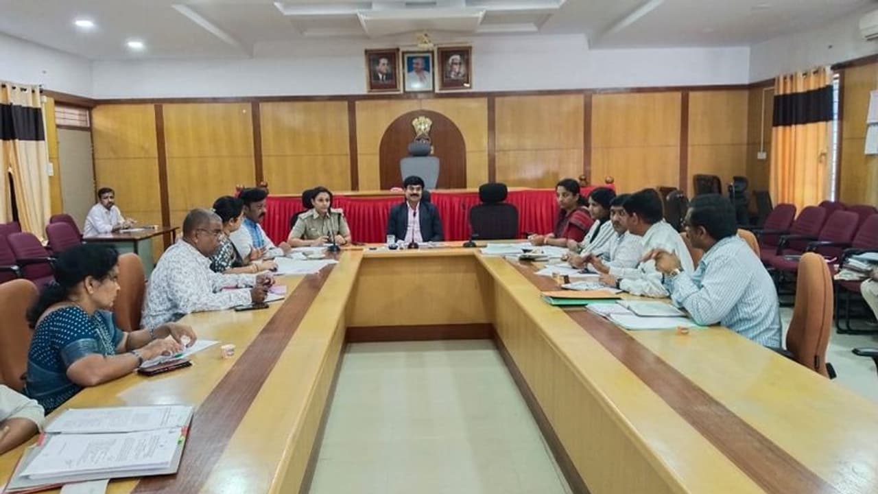 ಕಲ್ಲುಗಣಿ ಗುತ್ತಿಗೆ ಉತ್ಪನ್ನ ಸಾಗಣಿಕೆ ವಾಹನಗಳಿಗೆ ಜಿಪಿಎಸ್ ಕಡ್ಡಾಯ: ಜಿಲ್ಲಾಧಿಕಾರಿ ವೆಂಕಟೇಶ್ ಕಲ್ಲುಗಣಿ ಗುತ್ತಿಗೆ ಉತ್ಪನ್ನ ಸಾಗಣಿಕೆ ವಾಹನಗಳಿಗೆ ಜಿಪಿಎಸ್ ಕಡ್ಡಾಯ: ಜಿಲ್ಲಾಧಿಕಾರಿ ವೆಂಕಟೇಶ್