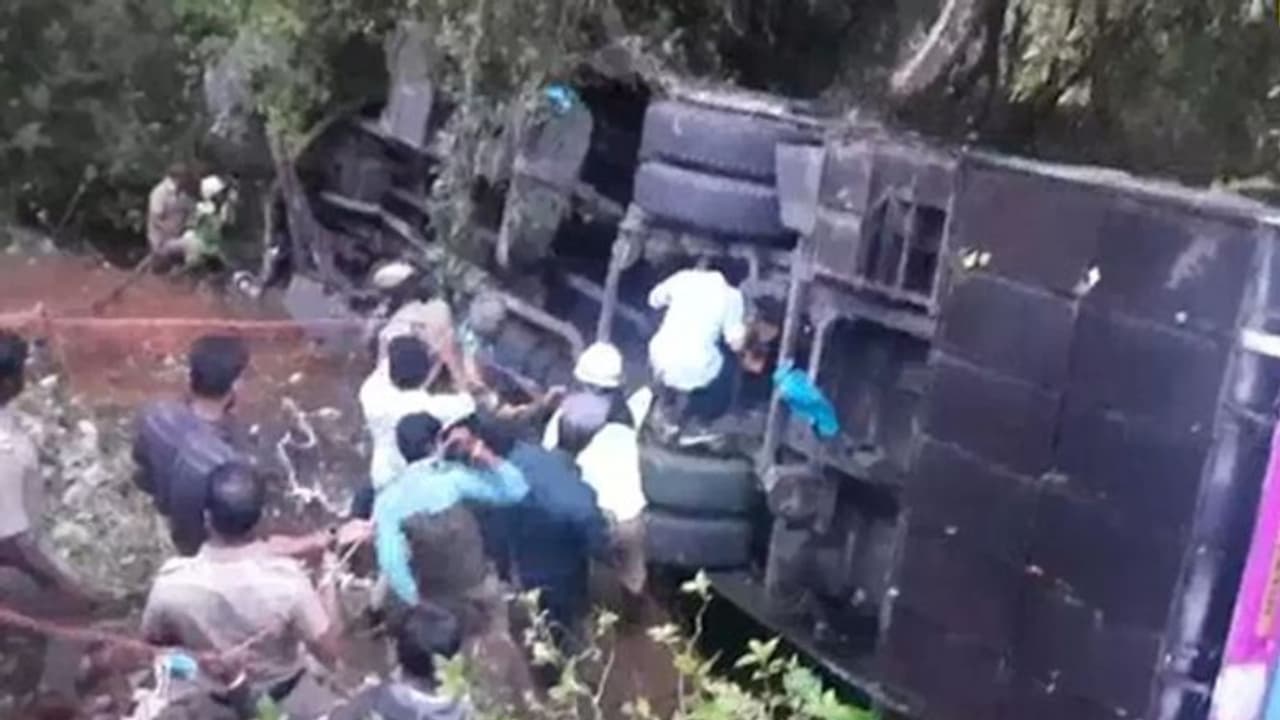 குன்னூர் பேருந்து விபத்து.. 8 பேர் பலியான சோகம்.. பலி எண்ணிக்கை அதிகரிக்க வாய்ப்பு டிஐஜி சரணவசுந்தர் தகவல்! குன்னூர் பேருந்து விபத்து.. 8 பேர் பலியான சோகம்.. பலி எண்ணிக்கை அதிகரிக்க வாய்ப்பு டிஐஜி சரணவசுந்தர் தகவல்!