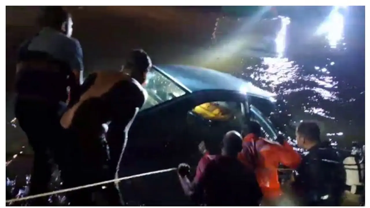 ഗൂഗിൾ മാപ്പ് നോക്കി യാത്ര; കൊച്ചിയിൽ കാർ പുഴയിൽ വീണ് ഡോക്ടർമാർക്ക് ദാരുണാന്ത്യം ഗൂഗിൾ മാപ്പ് നോക്കി യാത്ര; കൊച്ചിയിൽ കാർ പുഴയിൽ വീണ് ഡോക്ടർമാർക്ക് ദാരുണാന്ത്യം