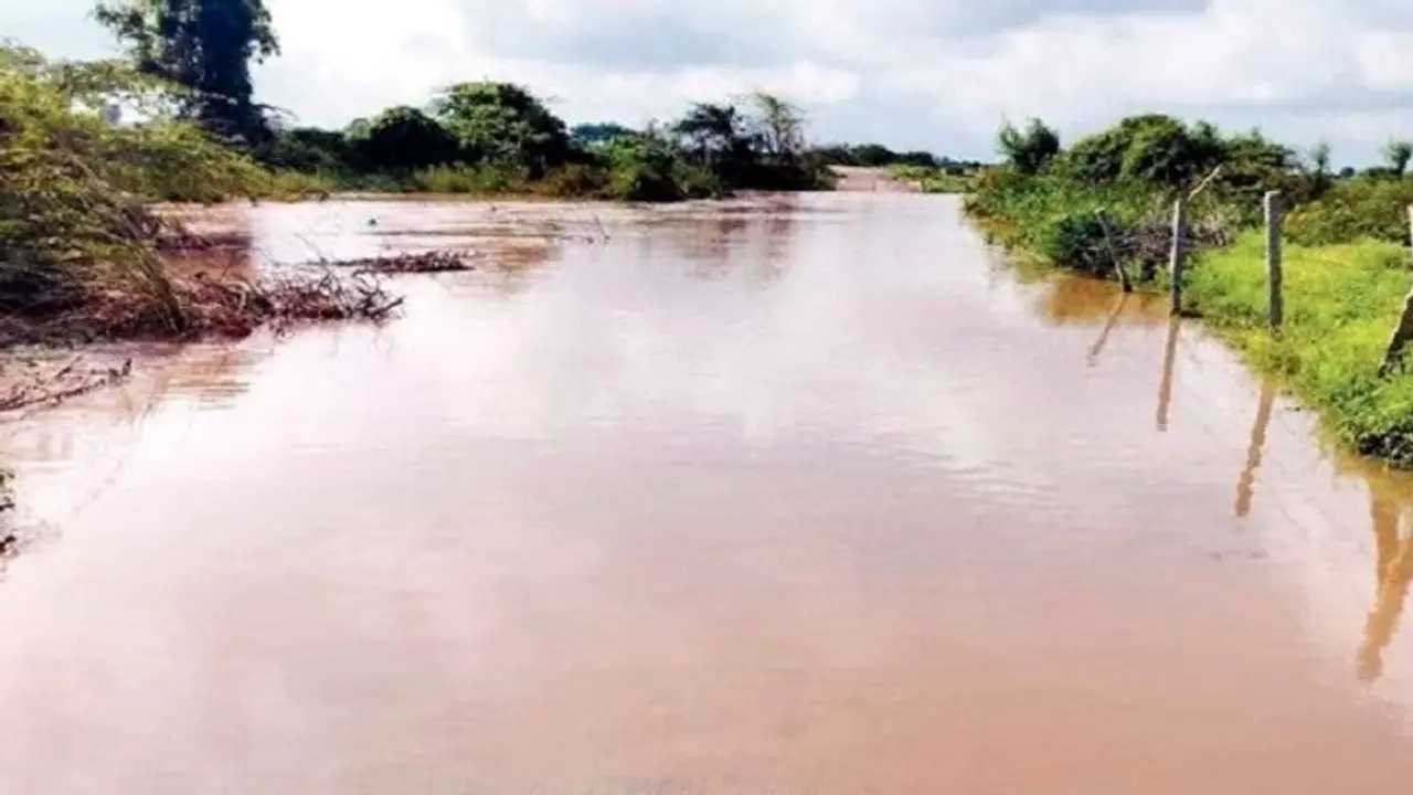 ಲಿಂಗಸುಗೂರು: ಜನರ ಸಂಚಾರಕ್ಕೆ ಜಲಕಂಟಕ, ಪರೀಕ್ಷೆಯಿಂದ ವಂಚಿತರಾದ ವಿದ್ಯಾರ್ಥಿಗಳು..! ಲಿಂಗಸುಗೂರು: ಜನರ ಸಂಚಾರಕ್ಕೆ ಜಲಕಂಟಕ, ಪರೀಕ್ಷೆಯಿಂದ ವಂಚಿತರಾದ ವಿದ್ಯಾರ್ಥಿಗಳು..!