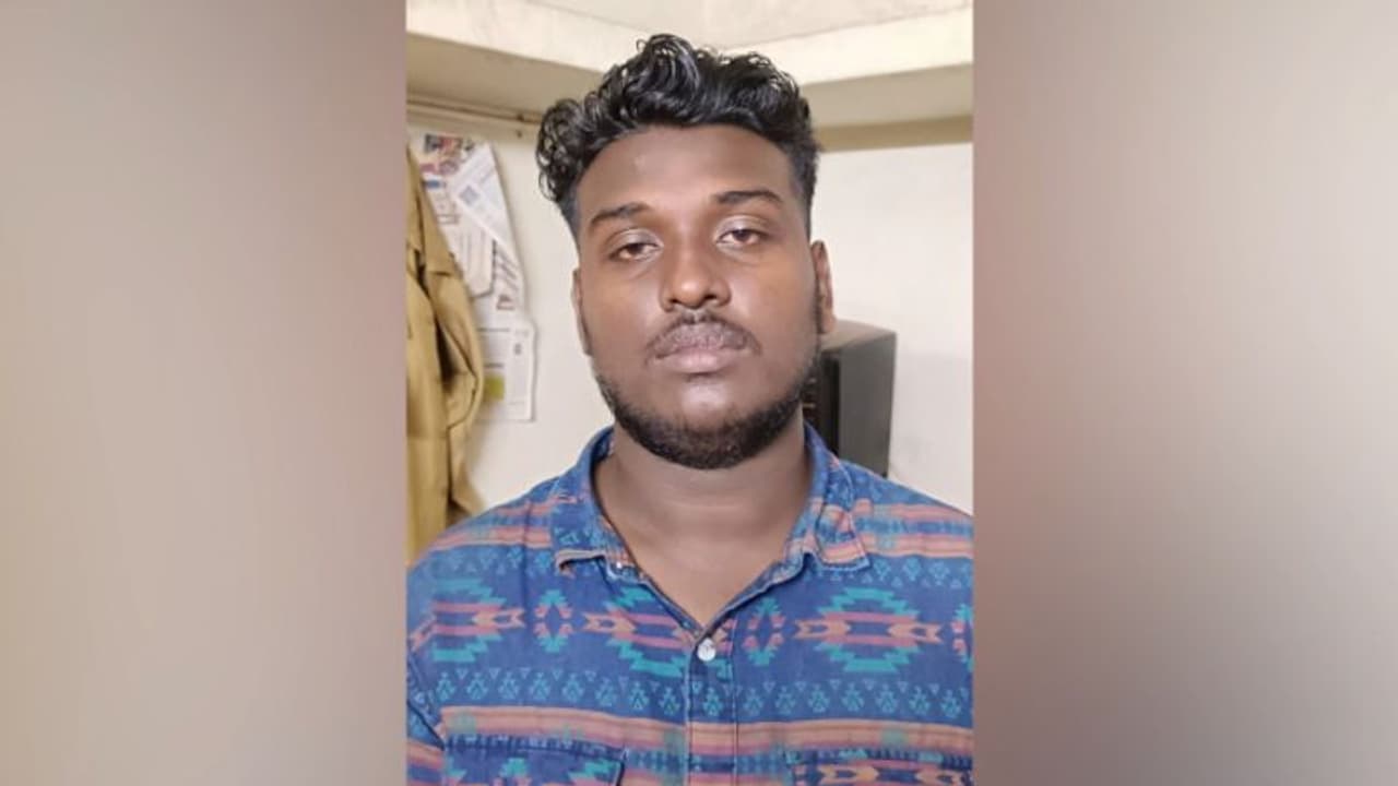 കൊല്ലം ഓച്ചിറ കെട്ടുത്സവ ആഘോഷത്തിനിടയിൽ എംഡിഎംഎ കച്ചവടം, 20 കാരൻ പിടിയില് കൊല്ലം ഓച്ചിറ കെട്ടുത്സവ ആഘോഷത്തിനിടയിൽ എംഡിഎംഎ കച്ചവടം, 20 കാരൻ പിടിയില്