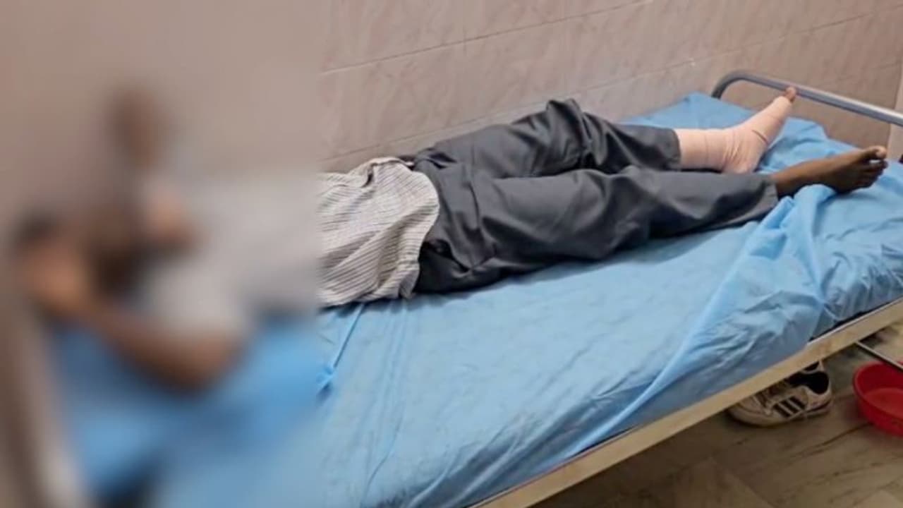 'ഷർട്ടിന്റെ ബട്ടൺ ഇട്ടില്ലെന്ന് പറഞ്ഞ് സംഘം ചേർന്ന് മർദിച്ചു'; റാഗിംഗിനിരയായ വിദ്യാർത്ഥി ആശുപത്രിയിൽ 'ഷർട്ടിന്റെ ബട്ടൺ ഇട്ടില്ലെന്ന് പറഞ്ഞ് സംഘം ചേർന്ന് മർദിച്ചു'; റാഗിംഗിനിരയായ വിദ്യാർത്ഥി ആശുപത്രിയിൽ