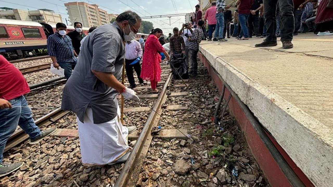 ಸಫ್ದರ್‌ಜಂಗ್ ರೈಲು ನಿಲ್ದಾಣ ಸ್ವಚ್ಚಗೊಳಿಸಿದ ಕೇಂದ್ರ ಸಚಿವ ರಾಜೀವ್ ಚಂದ್ರಶೇಖರ್!