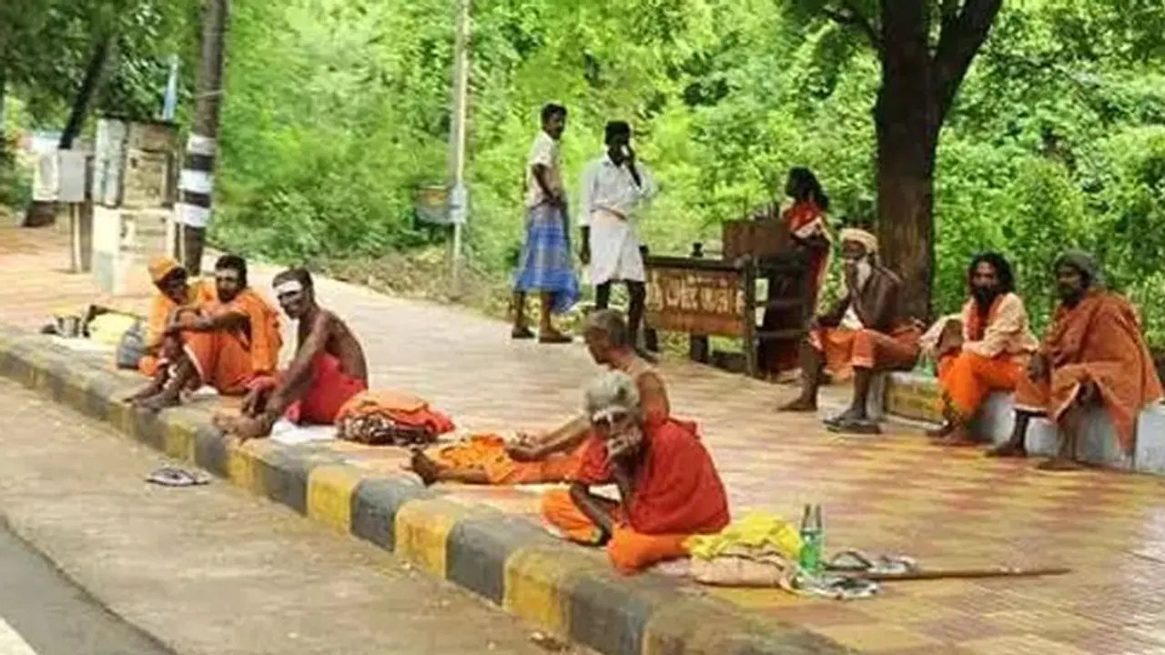 கிரிவலப்பாதையில் சாதுக்கள் போர்வையில் குற்றவாளிகள்? அதிரடியாக களத்தில் இறங்கிய போலீஸ்..! கிரிவலப்பாதையில் சாதுக்கள் போர்வையில் குற்றவாளிகள்? அதிரடியாக களத்தில் இறங்கிய போலீஸ்..!