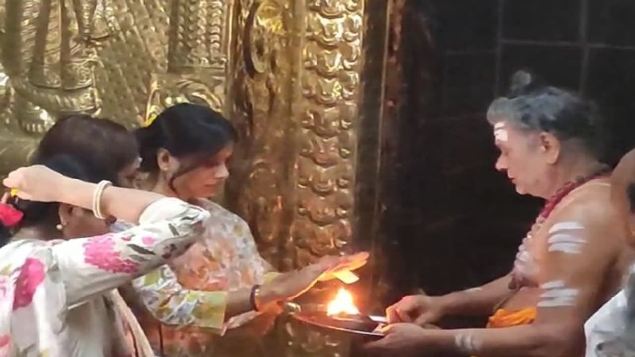 சீர்காழி சட்டைநாதர் கோயிலில் முதல்வர் ஸ்டாலின் மகள் சுவாமி தரிசனம்! சீர்காழி சட்டைநாதர் கோயிலில் முதல்வர் ஸ்டாலின் மகள் சுவாமி தரிசனம்!