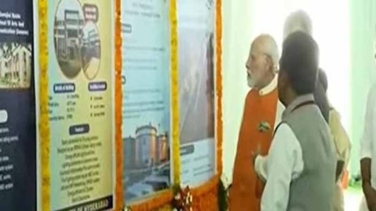 తెలంగాణలో మోడీ టూర్:రూ. 13, 500 కోట్ల పనులకు ప్రధాని శ్రీకారం తెలంగాణలో మోడీ టూర్:రూ. 13, 500 కోట్ల పనులకు ప్రధాని శ్రీకారం