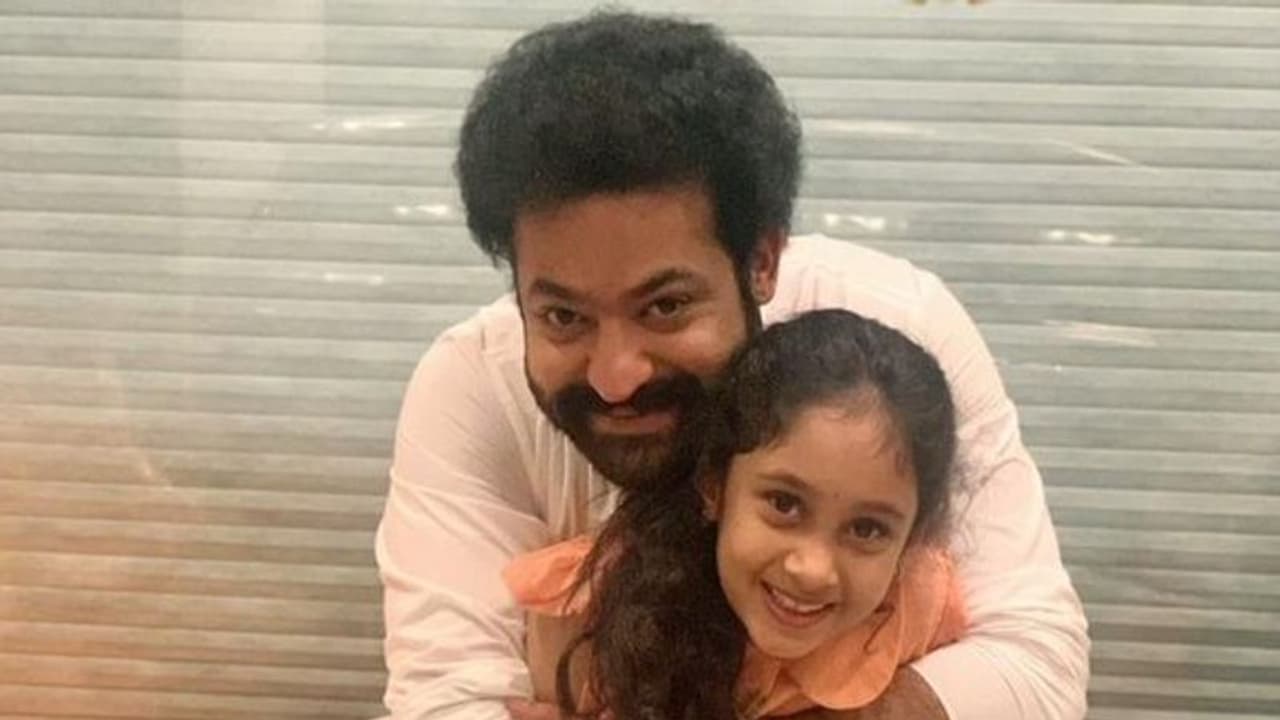 ఎన్టీఆర్ లో ఒడిలో ఉన్న పాప ఎవరు..? ఆటో రామ్ ప్రసాద్ క్లారిటీ! ఎన్టీఆర్ లో ఒడిలో ఉన్న పాప ఎవరు..? ఆటో రామ్ ప్రసాద్ క్లారిటీ!