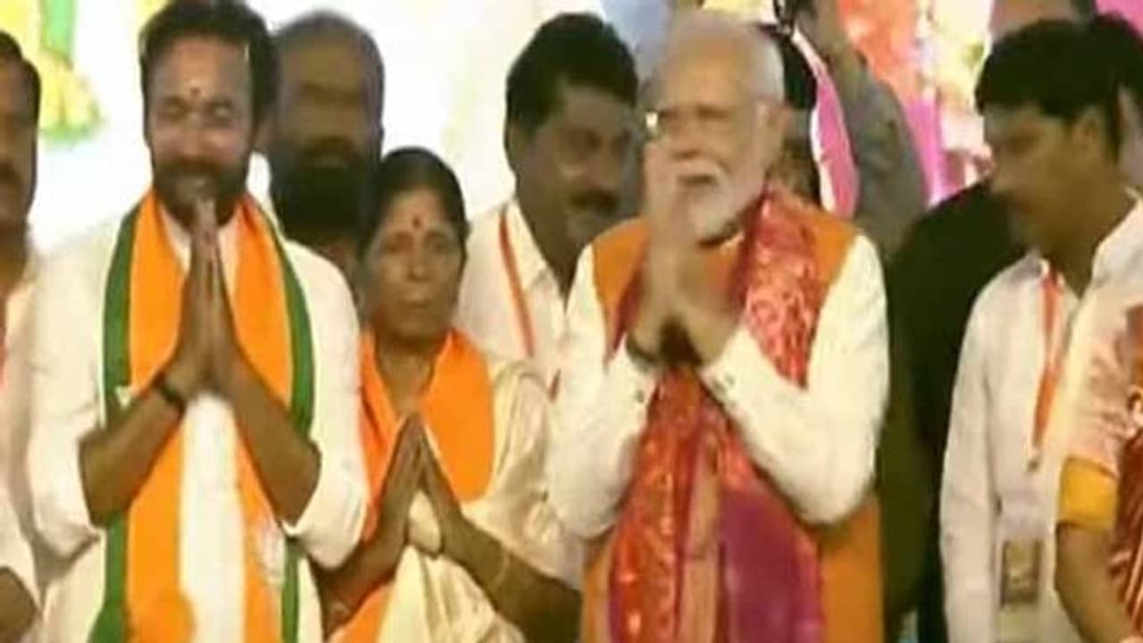 తెలంగాణ ప్రజలు మార్పును కోరుకుంటున్నారు: పాలమూరు ప్రజా గర్జన సభలో మోడీ తెలంగాణ ప్రజలు మార్పును కోరుకుంటున్నారు: పాలమూరు ప్రజా గర్జన సభలో మోడీ