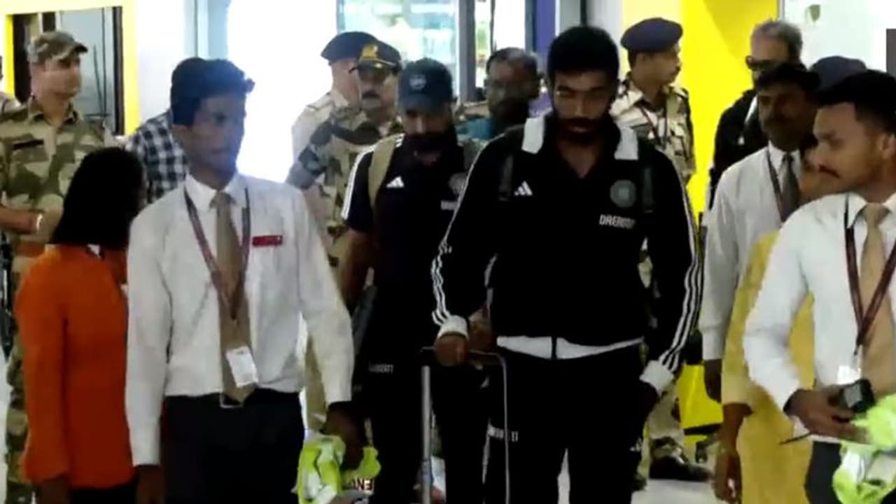 ലോകകപ്പ് സന്നാഹത്തിനായി ഇന്ത്യന് ടീം തിരുവനന്തപുരത്തെത്തി, എതിരേറ്റ് കനത്ത മഴ ലോകകപ്പ് സന്നാഹത്തിനായി ഇന്ത്യന് ടീം തിരുവനന്തപുരത്തെത്തി, എതിരേറ്റ് കനത്ത മഴ