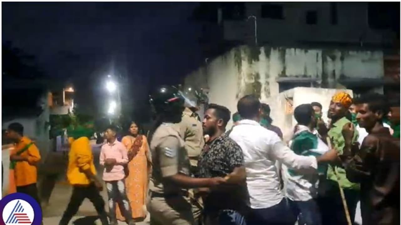 ಶಿವಮೊಗ್ಗದಲ್ಲಿ ಈದ್ ಮಿಲಾದ್ ಮೆರವಣಿಗೆ ವೇಳೆ ಕಲ್ಲು ತೂರಾಟ: 144 ಸೆಕ್ಷನ್ ಜಾರಿ ಶಿವಮೊಗ್ಗದಲ್ಲಿ ಈದ್ ಮಿಲಾದ್ ಮೆರವಣಿಗೆ ವೇಳೆ ಕಲ್ಲು ತೂರಾಟ: 144 ಸೆಕ್ಷನ್ ಜಾರಿ