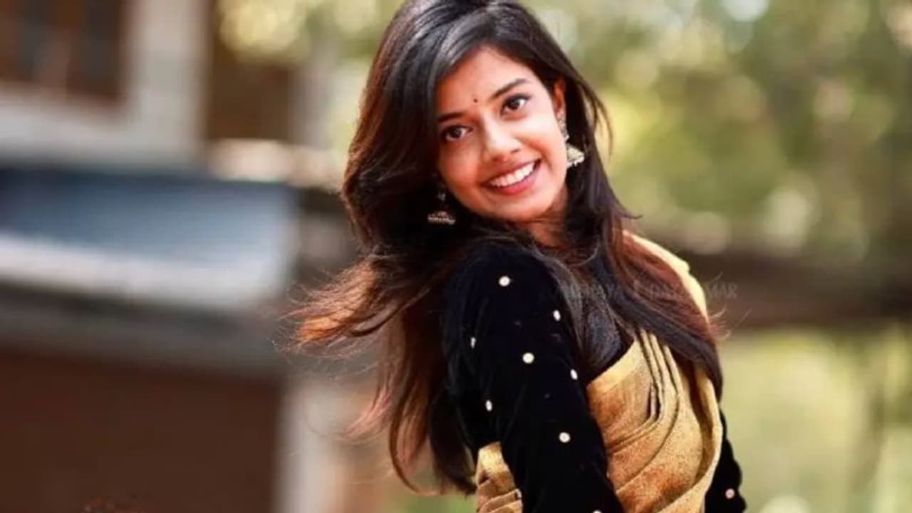 லவ் டுடே படத்தில் கலக்கிய டக்கர் நடிகை.. இப்போ பிக் பாஸ் வீட்டிற்குள் என்ட்ரி யார் இந்த அக்ஷயா உதயகுமார்? லவ் டுடே படத்தில் கலக்கிய டக்கர் நடிகை.. இப்போ பிக் பாஸ் வீட்டிற்குள் என்ட்ரி யார் இந்த அக்ஷயா உதயகுமார்?