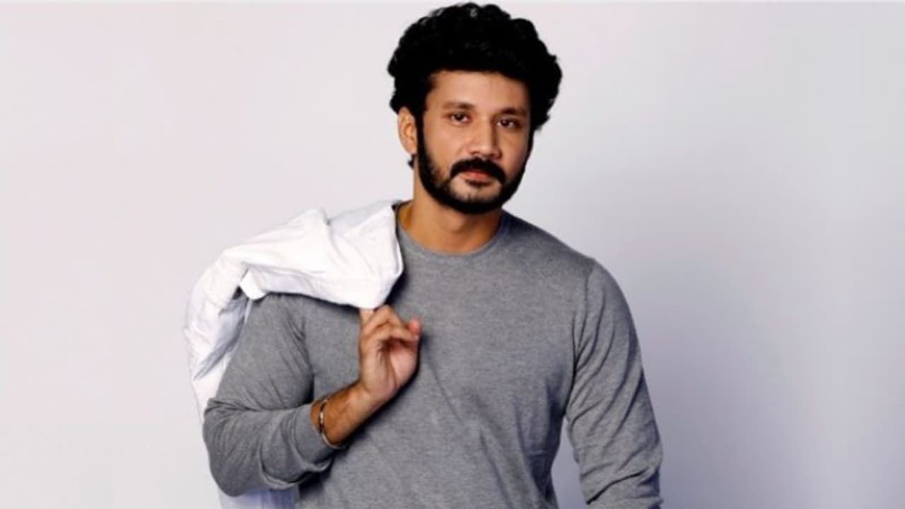 திரும்புற பக்கமெல்லாம் இவர் சீரியல் தான்.. இப்போ பிக் பாஸ் வீட்டிற்கு வந்துவிட்டார் யார் இந்த விஷ்ணு விஜய்? திரும்புற பக்கமெல்லாம் இவர் சீரியல் தான்.. இப்போ பிக் பாஸ் வீட்டிற்கு வந்துவிட்டார் யார் இந்த விஷ்ணு விஜய்?