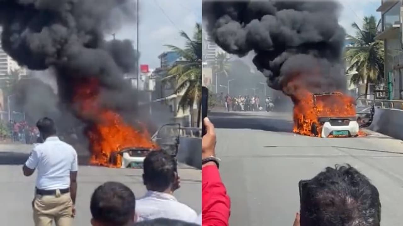 നടു റോഡിൽ നിമിഷ നേരംകൊണ്ട് തീഗോളമായി ഇലക്ട്രിക് കാർ, ഭീതിപ്പെടുത്തുന്ന വീഡിയോ!