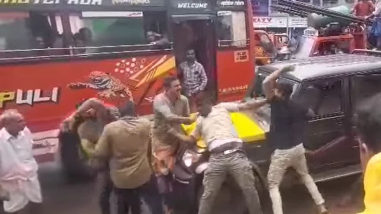 കണ്ണൂർ കോഴിക്കോട് സ്വകാര്യ ബസ് അമിത വേഗത്തിലെത്തി പിക്കപ്പിൽ ഉരസി, ചോദ്യം ചെയ്തതോടെ നടുറോഡിൽ കൂട്ടയടി, കേസ്