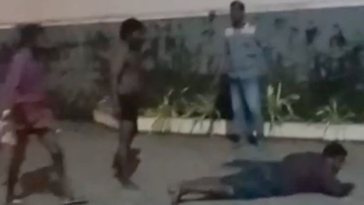 പണത്തെ ചൊല്ലി വഴക്ക്, ബാറിൽ വച്ച് കണ്ടപ്പോൾ മൂത്തു; അടിപിടി, ബിയർ കുപ്പികൊണ്ട് തലക്കടി, മൂന്നുപേർ പിടിയിൽ