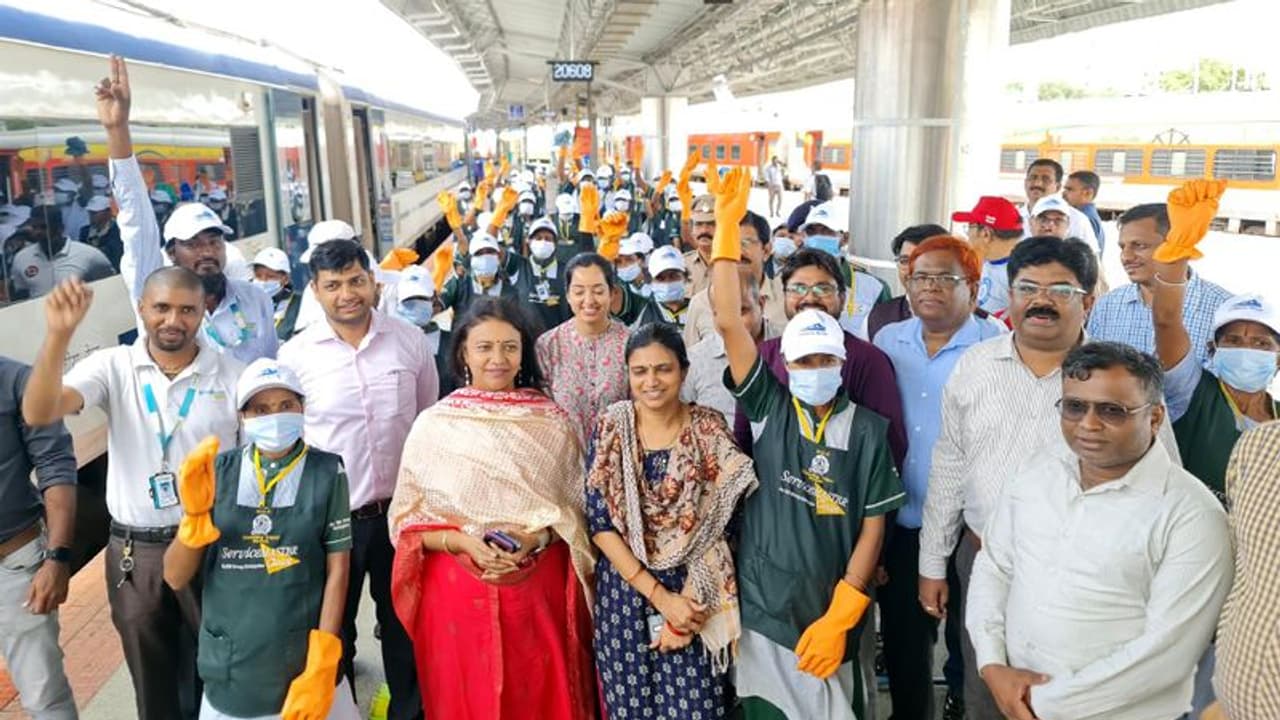  ರೈಲು ಸ್ವಚ್ಛತಾ ಕಾರ್ಯ : 4 ನಿಮಿಷಗಳ ಪವಾಡ ಅಭಿಯಾನ
