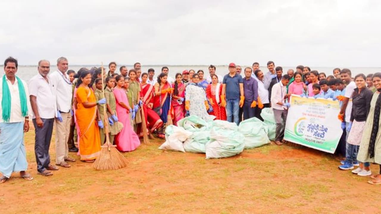 ಸ್ವಚ್ಛತಾ ಆಂದೋಲನ ಕೆಆರ್ ಎಸ್ ಹಿನ್ನೀರು ಪ್ರದೇಶದಲ್ಲಿ ಶ್ರಮದಾನ ಸ್ವಚ್ಛತಾ ಆಂದೋಲನ ಕೆಆರ್ ಎಸ್ ಹಿನ್ನೀರು ಪ್ರದೇಶದಲ್ಲಿ ಶ್ರಮದಾನ