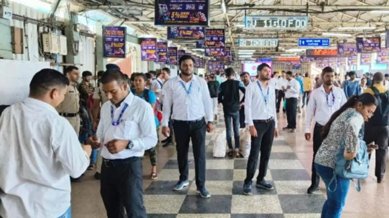 Indian Railways did a 'fortress check' at Dadar Station, earned Rs 4.2 lakh in fines in ONE DAY Indian Railways did a 'fortress check' at Dadar Station, earned Rs 4.2 lakh in fines in ONE DAY