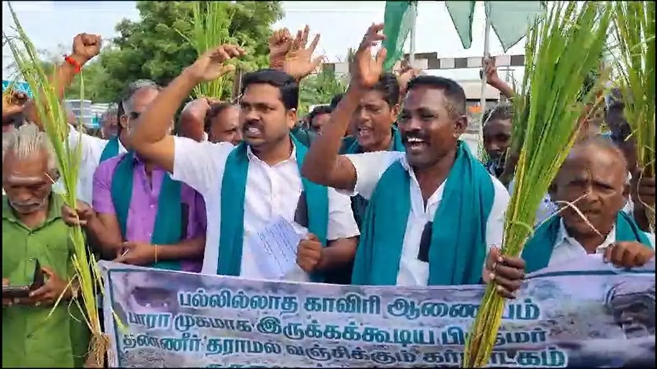 காவிரி விவகாரம்; கர்நாடகாவை கண்டித்து விவசாயிகள் நெற்கதிர்களுடன் ரயில் மறியல்