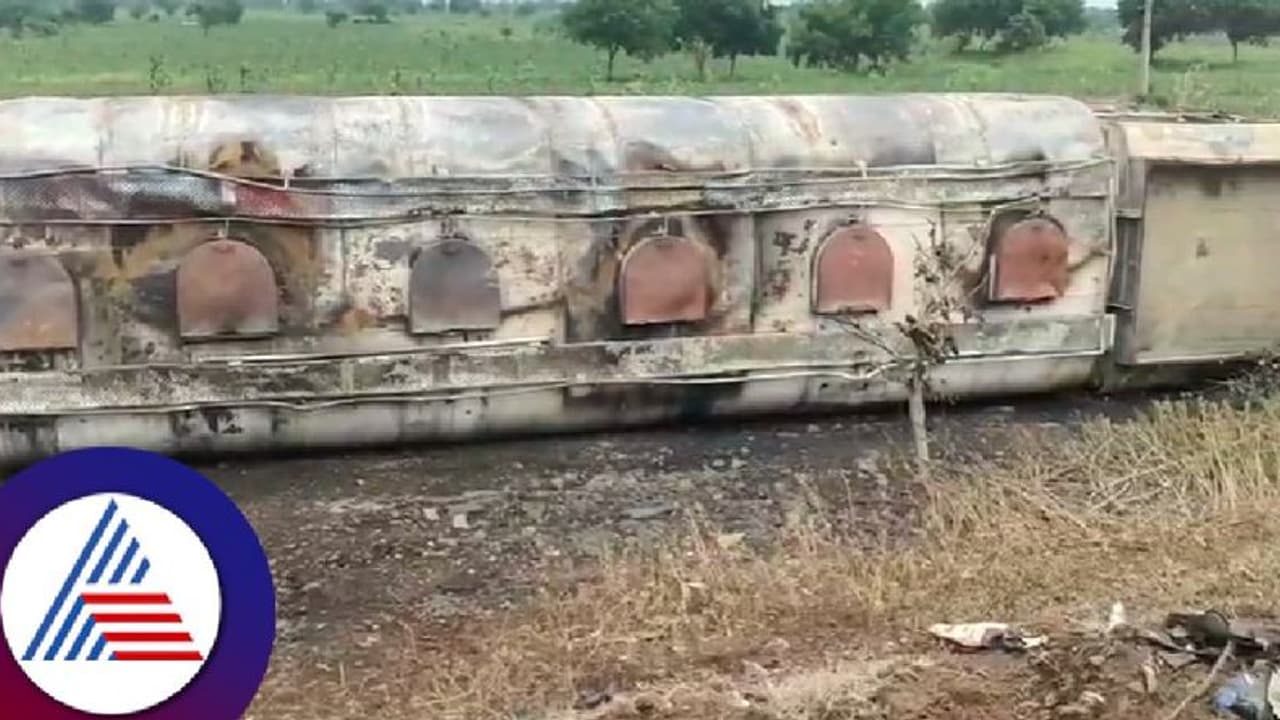 ಅಡ್ಡ ಬಂದ ಹಂದಿ ರಕ್ಷಿಸಲು ಹೋಗಿ 40 ಸಾವಿರ ಲೀ ಡೀಸೆಲ್ ತುಂಬಿದ್ದ ಟ್ಯಾಂಕರ್ ಸ್ಫೋಟ ಅಡ್ಡ ಬಂದ ಹಂದಿ ರಕ್ಷಿಸಲು ಹೋಗಿ 40 ಸಾವಿರ ಲೀ ಡೀಸೆಲ್ ತುಂಬಿದ್ದ ಟ್ಯಾಂಕರ್ ಸ್ಫೋಟ