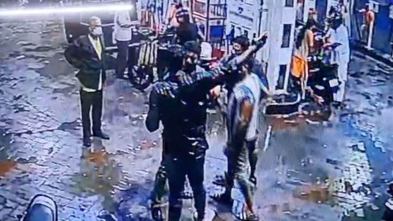 പമ്പിൽ ഇങ്ങനെ ബൈക്ക് 'ഇരപ്പിക്കല്ലേ', പറഞ്ഞത് 'പ്രകോപിപ്പിക്കലായി'; ആളെ കൂട്ടിയെത്തി ജീവനക്കാരെ തല്ലിച്ചതച്ചു