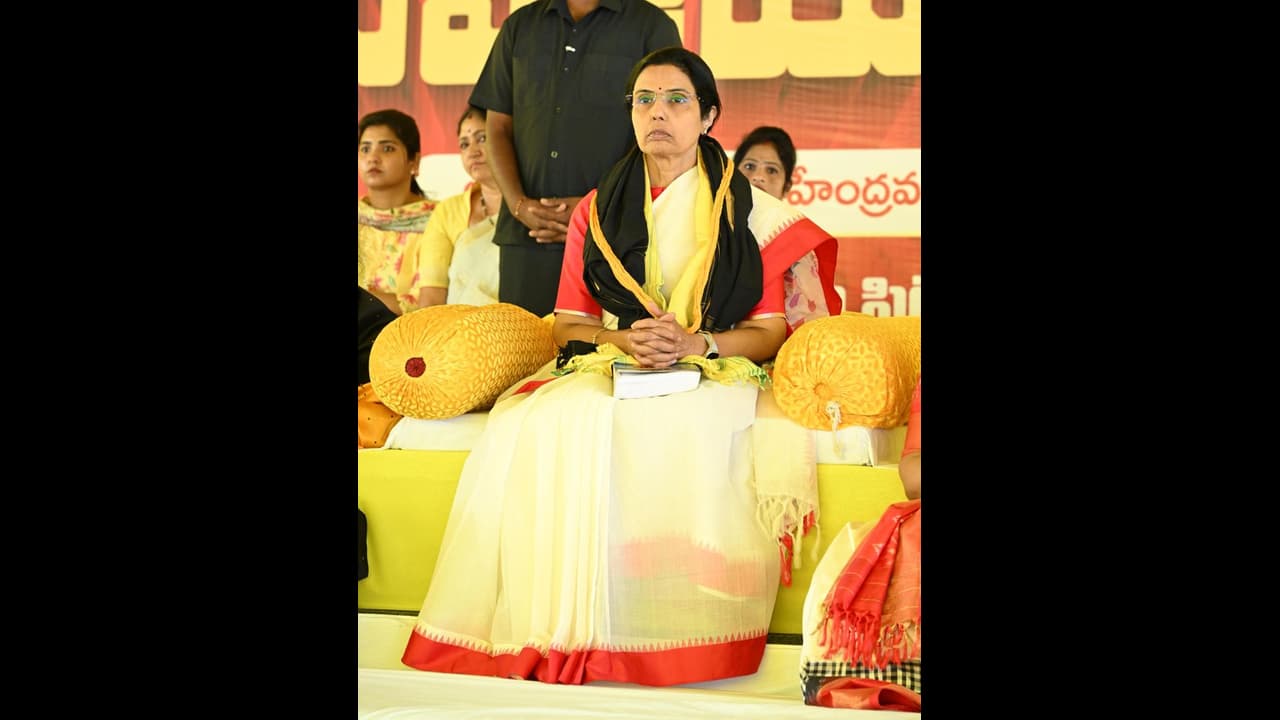 తల్లి వర్ధంతికి కూడా వెళ్లనీయకుండా ఒక మాజీ మంత్రిని అడ్డుకుంటారా?.. ఇదెక్కడి న్యాయం?: నారా భువనేశ్వరి తల్లి వర్ధంతికి కూడా వెళ్లనీయకుండా ఒక మాజీ మంత్రిని అడ్డుకుంటారా?.. ఇదెక్కడి న్యాయం?: నారా భువనేశ్వరి