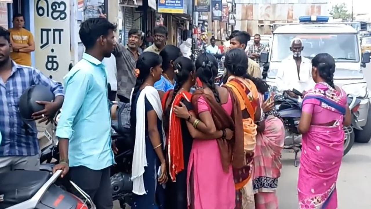 குடும்ப வறுமையால் பணிக்கு சென்ற இளம் பெண் பட்ட பகலில் படுகொலை; ஒருதலை காதலன் வெறிச்செயல் குடும்ப வறுமையால் பணிக்கு சென்ற இளம் பெண் பட்ட பகலில் படுகொலை; ஒருதலை காதலன் வெறிச்செயல்