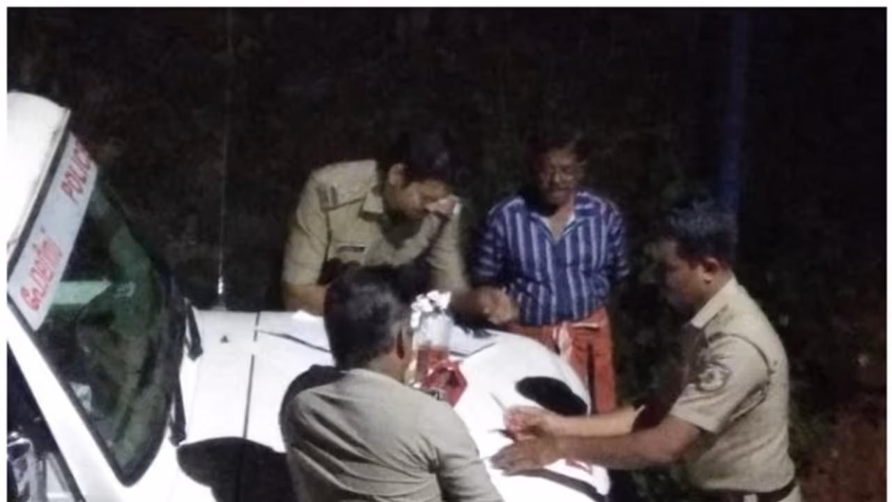 റിട്ട. സര്ക്കാര് ഉദ്യോഗസ്ഥന് വീടിന് സമീപം മദ്യവില്പന നടത്തുന്നെന്ന് ആരോപണം; പൊലീസിന്റെ മിന്നല് പരിശോധന റിട്ട. സര്ക്കാര് ഉദ്യോഗസ്ഥന് വീടിന് സമീപം മദ്യവില്പന നടത്തുന്നെന്ന് ആരോപണം; പൊലീസിന്റെ മിന്നല് പരിശോധന