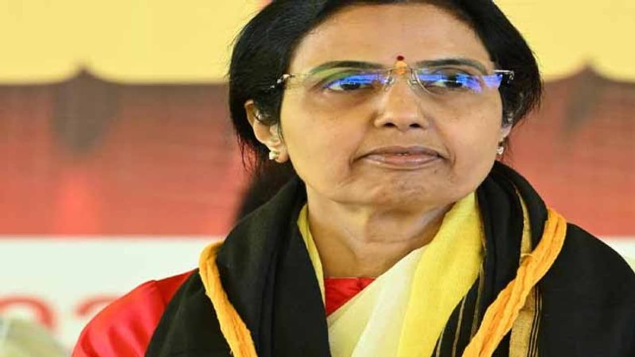 చంద్రబాబుకు సంఘీభావం తెలిపితే నోటీసులిస్తారా?: నారా భువనేశ్వరి చంద్రబాబుకు సంఘీభావం తెలిపితే నోటీసులిస్తారా?: నారా భువనేశ్వరి